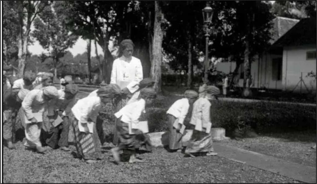 Problematika Hormat Pada Guru: Meluruskan Persepsi yang Salah Tentang Membungkuk